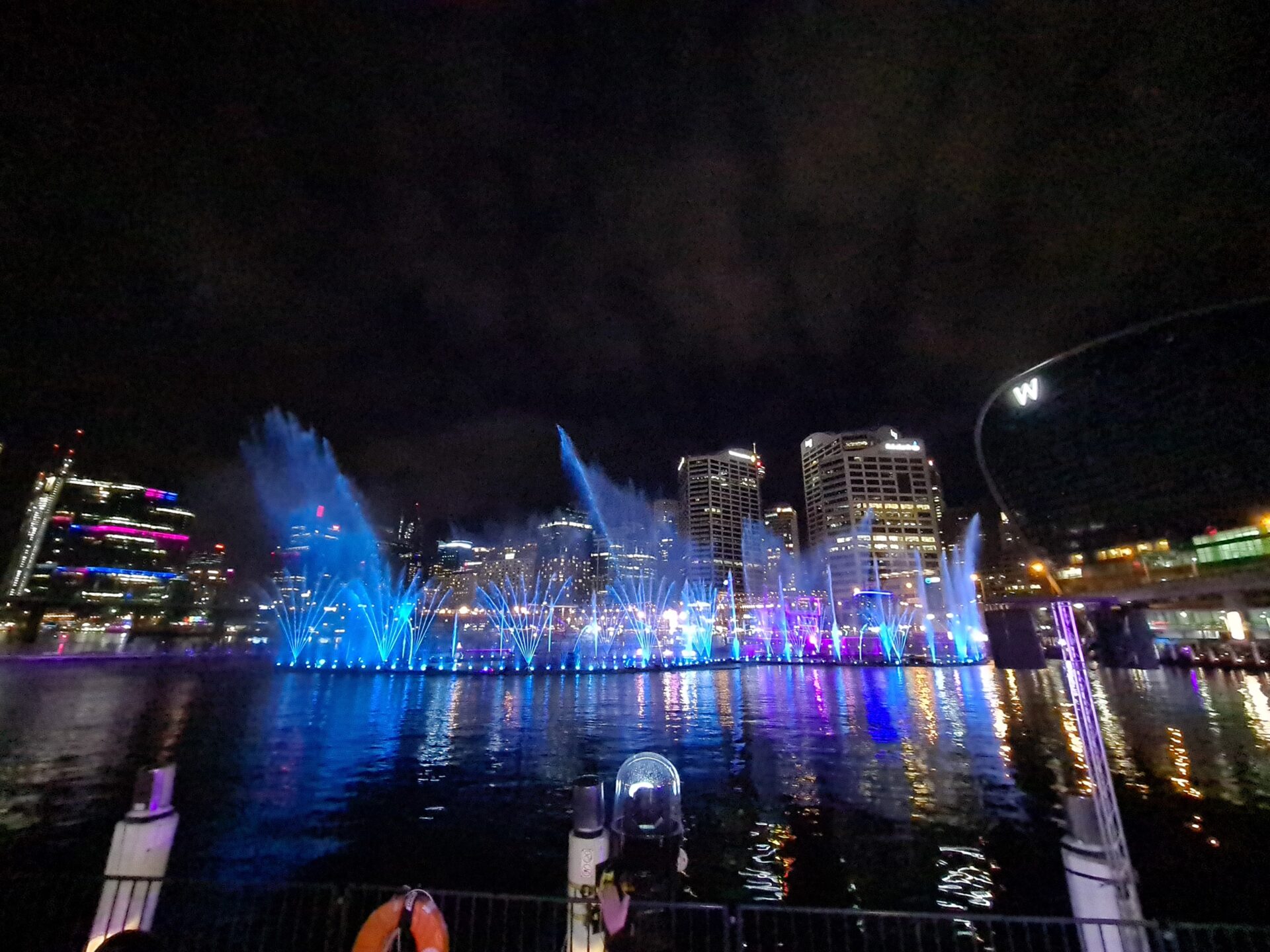 Licht und Musik beim Wasserspiel in Darling Harbour