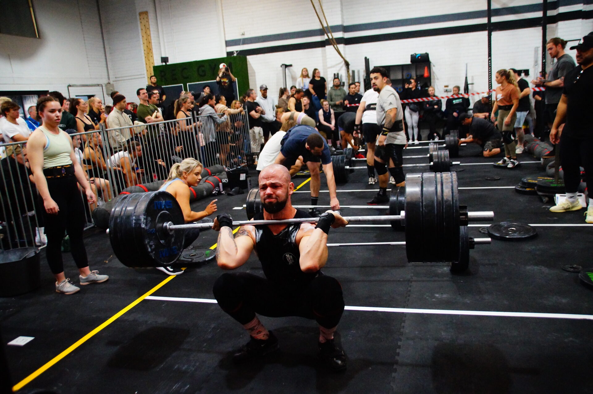 Coach Will mit einem 130\u00a0kg Clean
