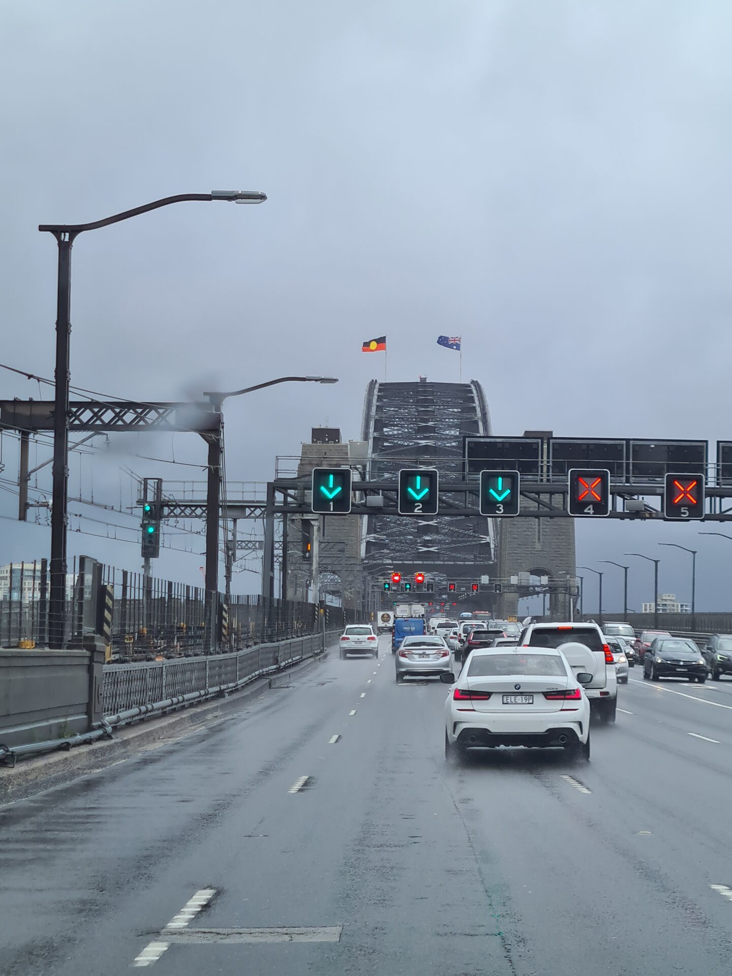 Regen auf der Harbour Bridge