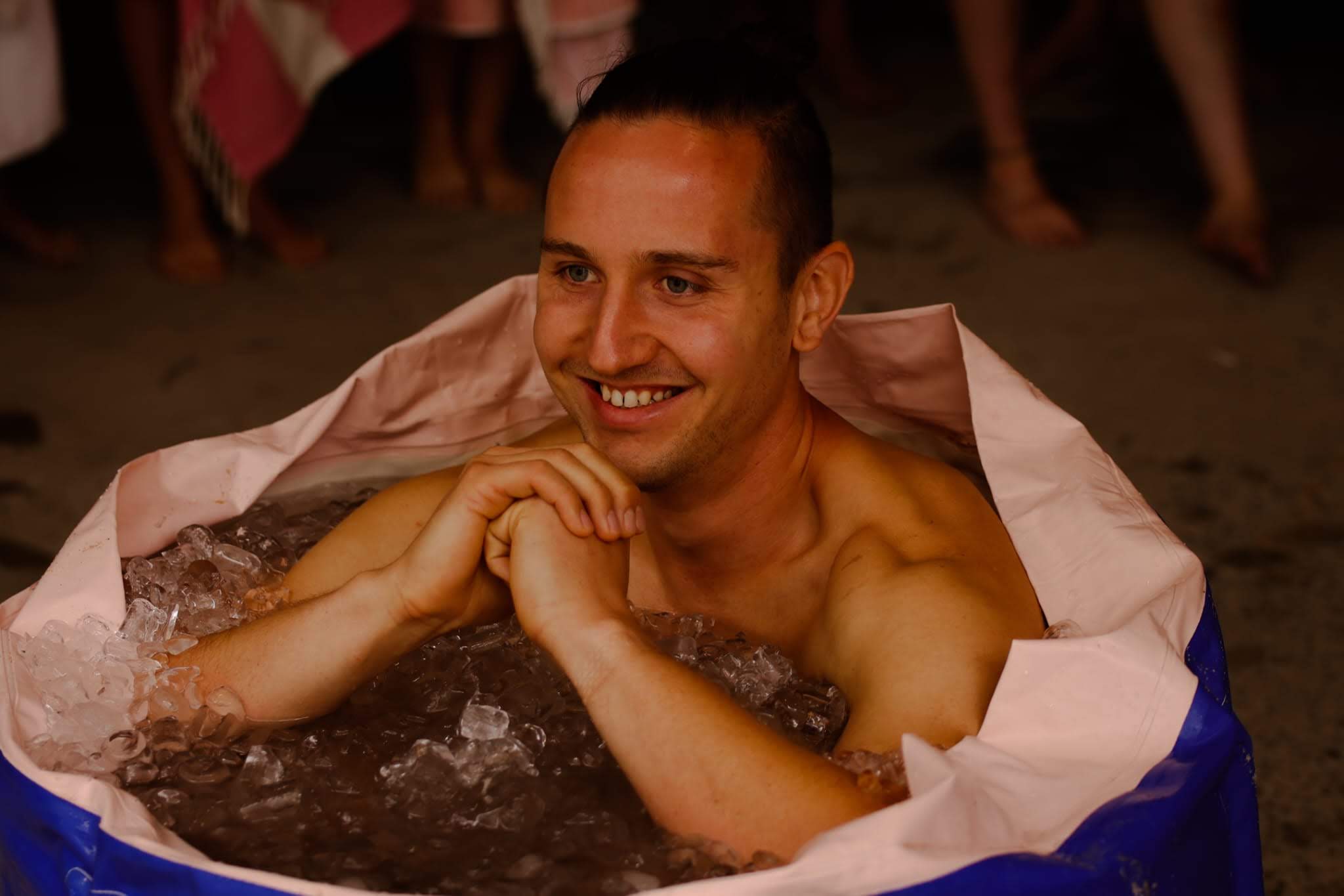 Viel zu glücklicher Erik im Eisbad